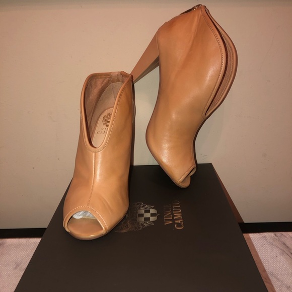 Vince Camuto open toe, top slit, back gold zip; very nice, sexy and classy; - Picture 4 of 12